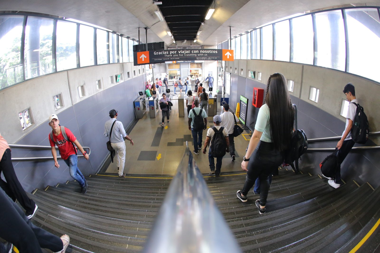 Espacio de alta afluencia con flujo de personas